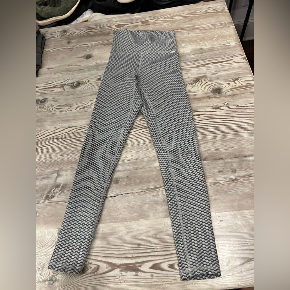 Echt grey and white booty scrunch leggings